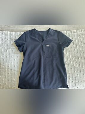 Figs women's Quiet Navy Catarina One-Pocket Scrub Top XS Quiet Navy